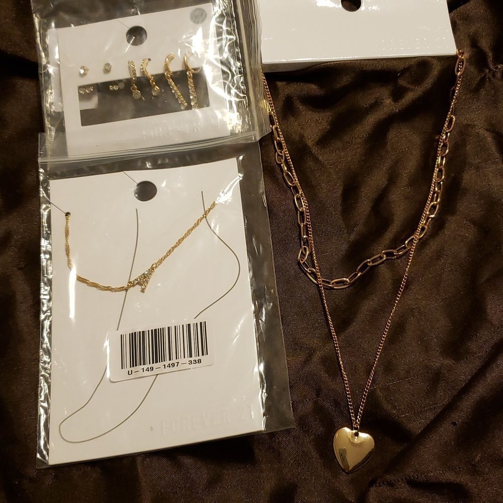 New with tags forever 21 jewelry bundle necklace ,earrings, ankle braclet